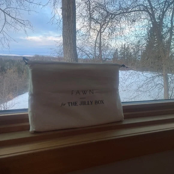 FAWN x The Jilly Box gold metallic clutch with magnet closure. - Picture 4 of 6